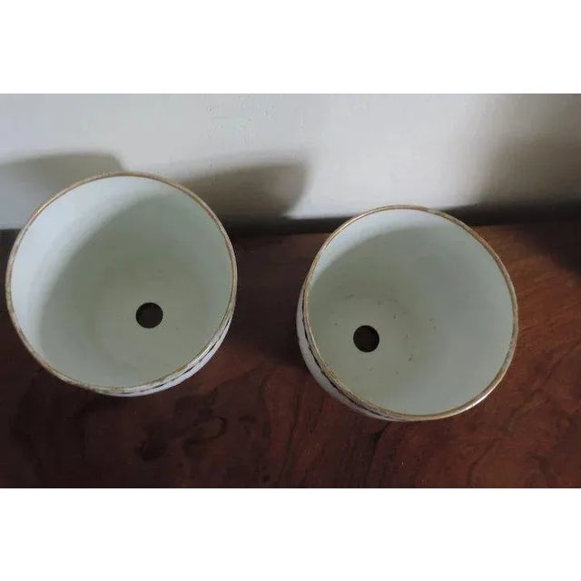 Ceramic 18th Century Worcester Porcelain Cachepot Planters or Flower Pots - A Pair For Sale - Image 7 of 9