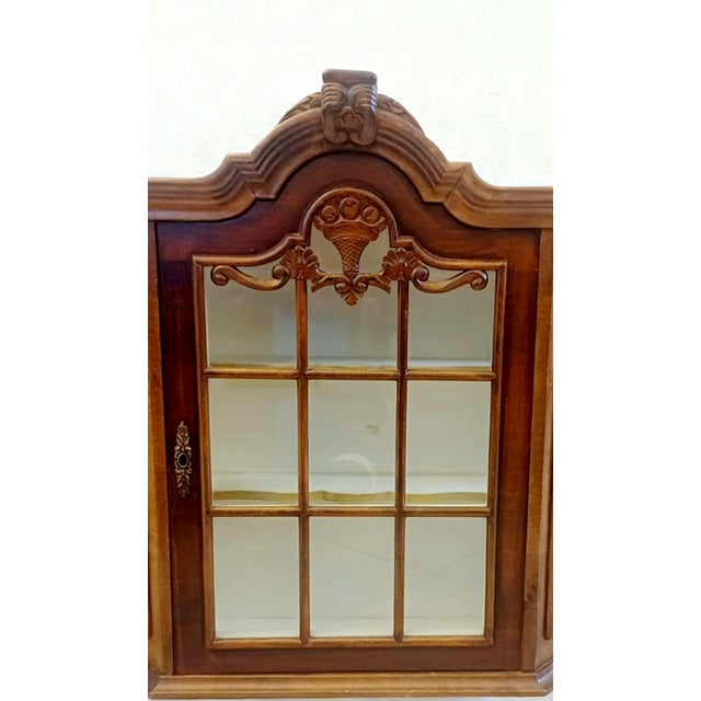 1920s Vintage Victorian Walnut Wall Hanging Arch-Top Display Cabinet, 1920s For Sale - Image 5 of 9