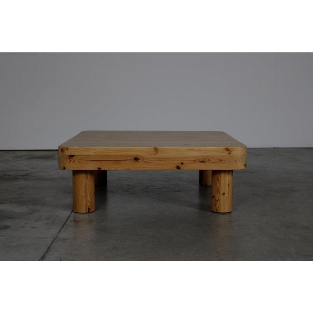 Coffee table The table is in a very good condition with minor traces of usage normal to its age.