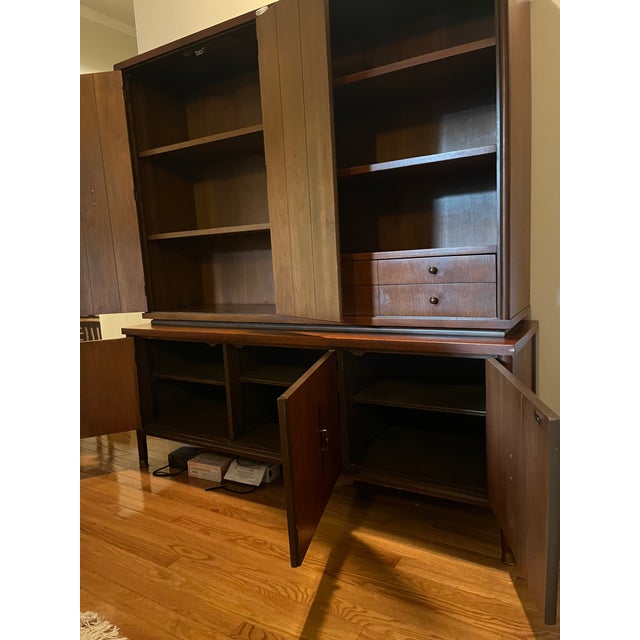 1950s 1950s Mid-Century Modern Wood Hutch / China Cabinet With Brass Hardware For Sale - Image 5 of 12