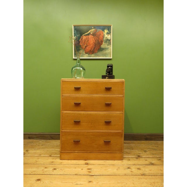 A modestly sized chest of drawers dating to the mid 20th Century. The chest was made by 'Vesper' and is simply styled,...