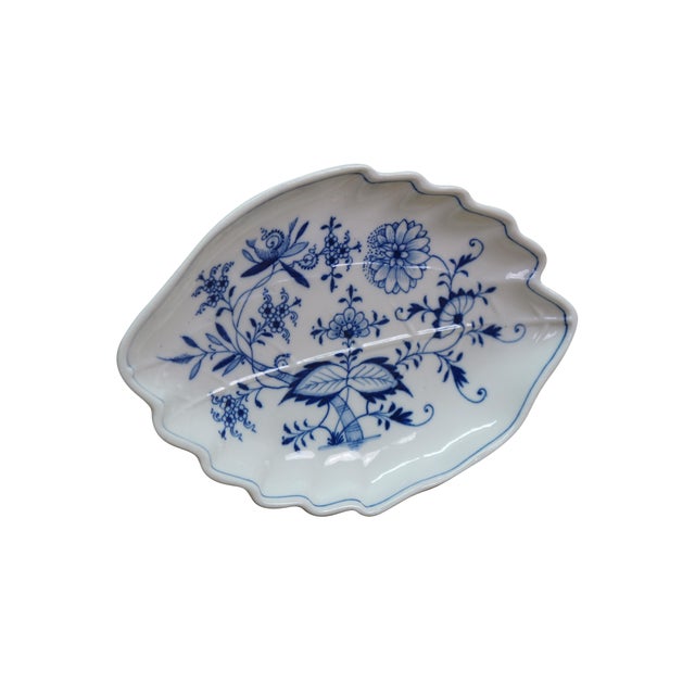 Antique Meissen porcelain serving plate / platter in the iconic Blue Onion (Zwiebelmuster) pattern which features a...