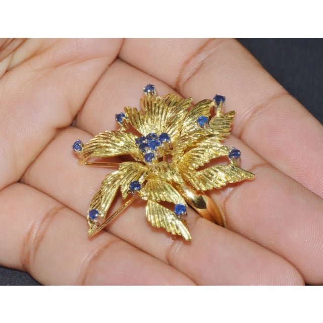 Metal Gorgeous Natural 1.10Cts Sapphire 18K 750 Solid Gold Floral Cocktail Ring, size 6.25 For Sale - Image 7 of 10