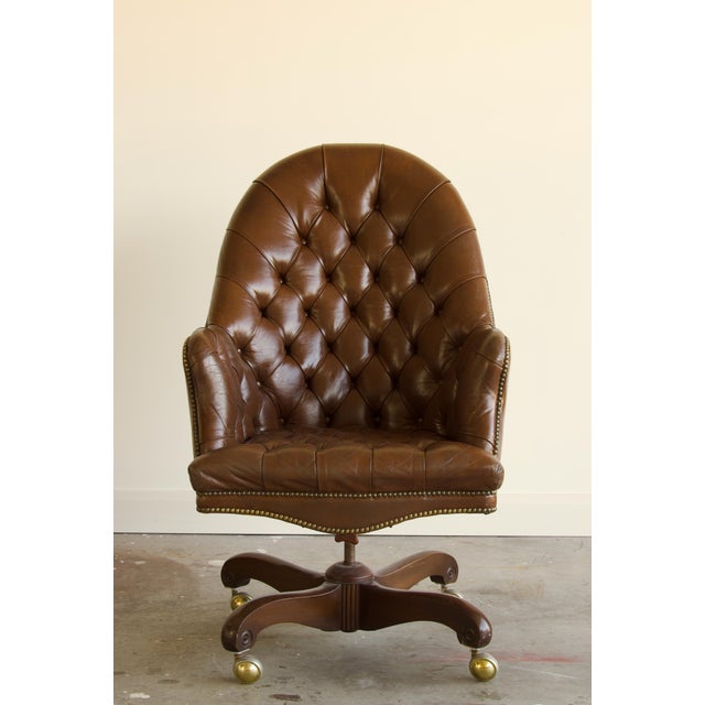 American Vintage English Style Tufted Leather Chesterfield Executive Swivel Desk Chair With Brass Casters, Mid-Century For Sale - Image 3 of 7