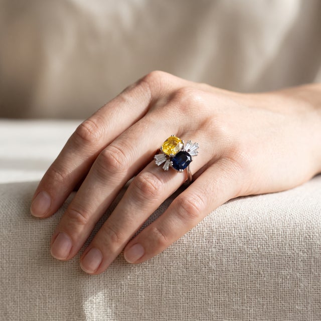 A vintage toi et moi ring from circa 1980 in 18k gold set with two natural unheated sapphires, one yellow, one blue,...