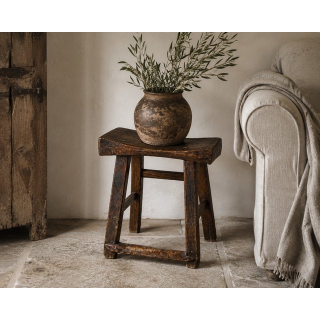 Rustic English Primitive Elm Milking Stool with Hand-Shaped Saddle Seat, 17th Century For Sale - Image 3 of 7