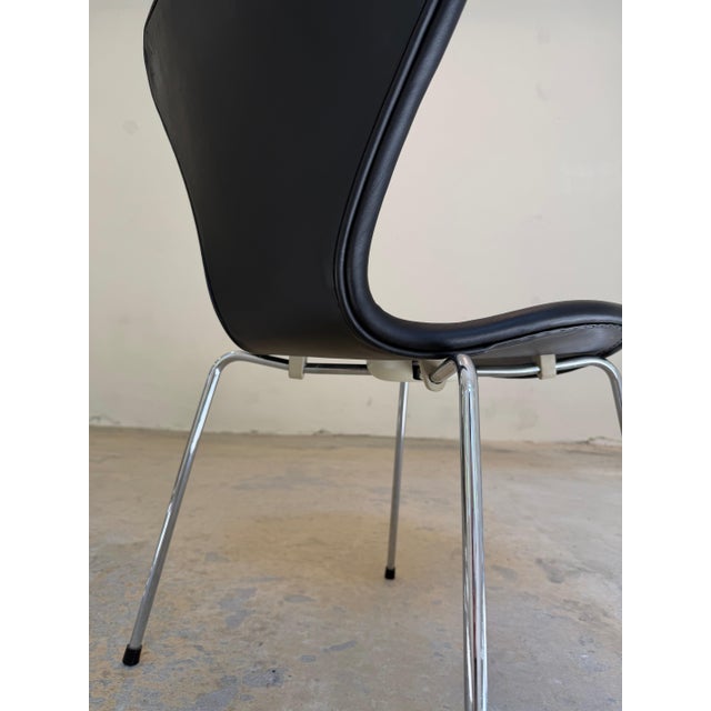 Metal Series 7 Upholstered Chair in Black Genuine Leather by Arne Jacobsen for Fritz Hansen For Sale - Image 7 of 13