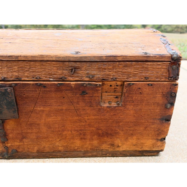 Early American Humpback Stagecoach Travel Trunk c.1850-1880 For Sale - Image 4 of 18