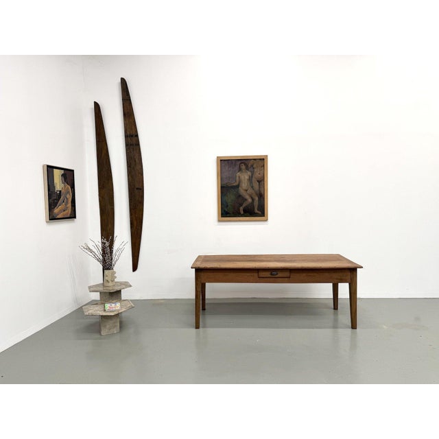 The timeless elegance of walnut for your dining room. This antique table is distinguished by the nobility of its wood:...