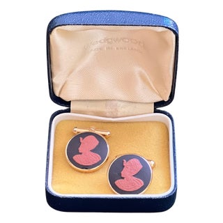 Rare Vintage Royal British Cleopatra "Wedgwood" Gold Plate Cufflinks Circa 1960 For Sale