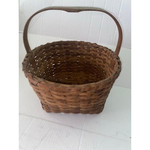 19th Century 19th Century Traditional Hand-Woven Northeastern American Wood Splint Gathering Basket. For Sale - Image 5 of 11