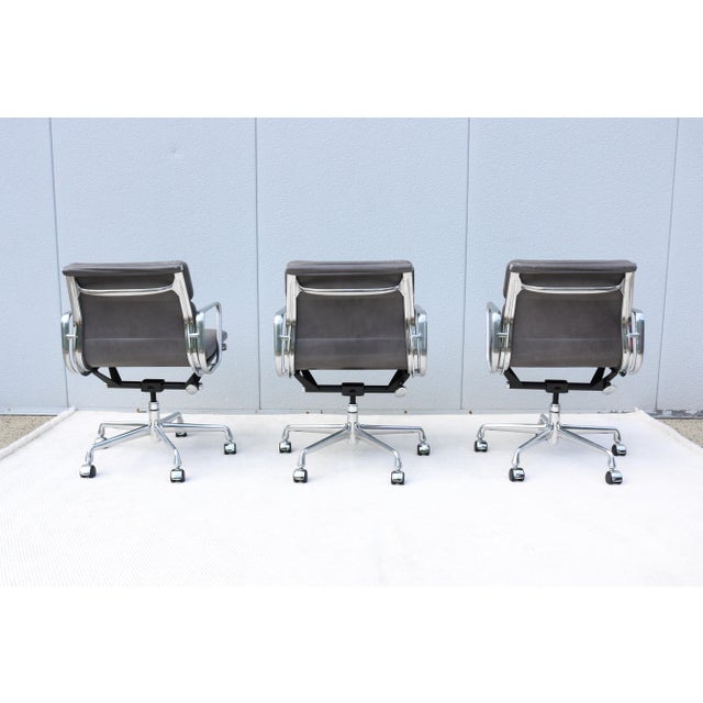 Mid-Century Distressed Gray Leather Eames Soft Pad Management Chair by Herman Miller For Sale - Image 11 of 18