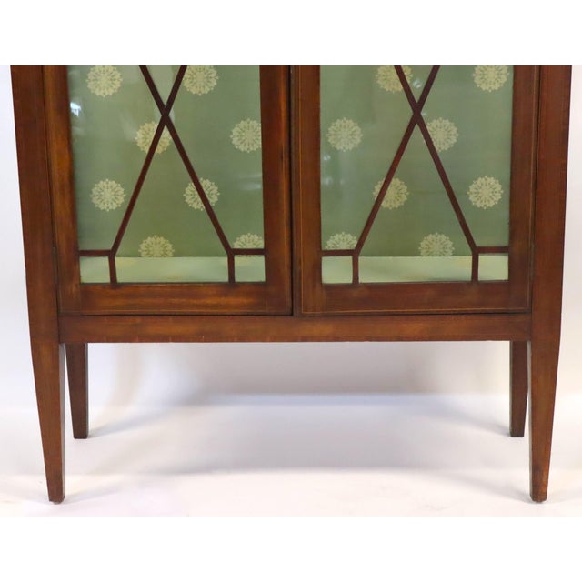 Antique English Mahogany Inlaid Display Cabinet / Vitrine, Edwardian Style For Sale In New York - Image 6 of 10