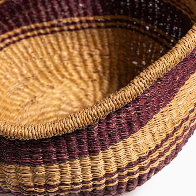 Mid 20th Century United Kingdom Tan Wicker Basket For Sale - Image 4 of 15