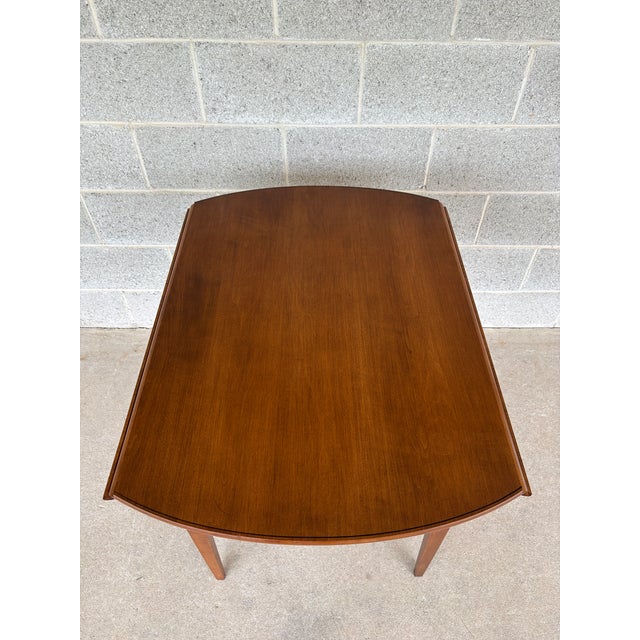 Late 20th Century Hitchcock Harvest Maple Hepplewhite Style Drop Leaf 42" Dining Table For Sale - Image 5 of 12