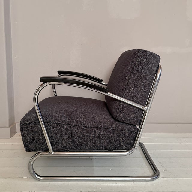 This beautifully crafted tubular-steel cantilever chair from around 1930 exemplifies the pioneering spirit of early...