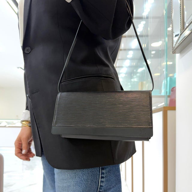 Louis Vuitton Black Epi Leather M53732 Honfleur Noir Convertible Baguette Bag For Sale - Image 14 of 15