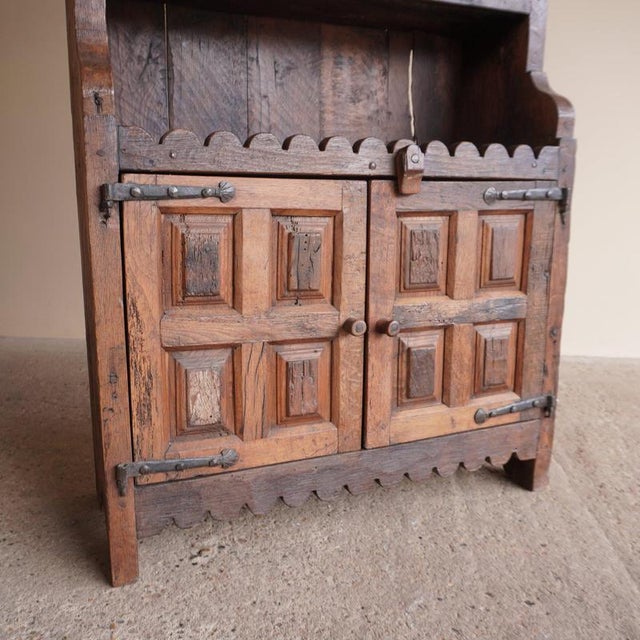 Scalloped Oak Cabinet, in Good conditions.