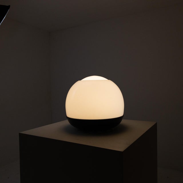 Artemide Glass Platea Table Lamp by Leonardo Ferrari and Franco Mazzucchelli for Artemide For Sale - Image 4 of 8