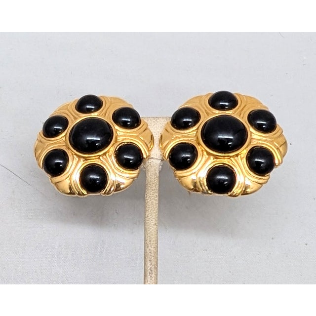 1980s goldtone cabochon faux-onyx center with slightly smaller cabochon faux-onyx surround clip and adjustable screw back...