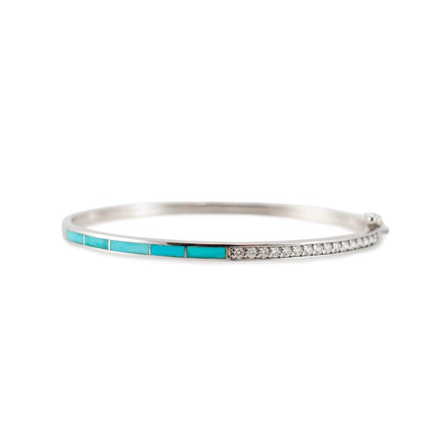 Modern Ladies 14k White Gold 1.82ctw Diamonds & Turquoise Hinged Bangle Bracelet For Sale - Image 3 of 7
