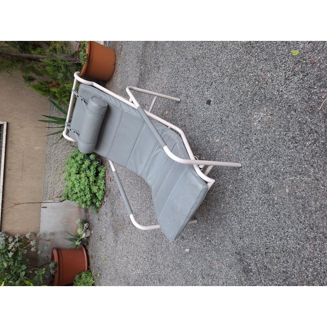Genni Model Chaise Longue in White Frame and Grey Leather by Gabriele Mucchi for Zanotta, 1990s For Sale - Image 10 of 18