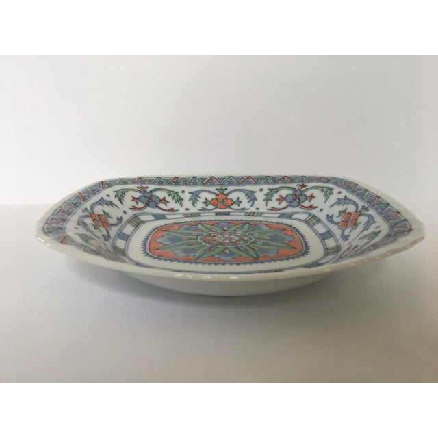 Chinoiserie Late 20th Century Porcelain Scalloped Edge Floral Shallow Bowl/Catchall For Sale - Image 3 of 13