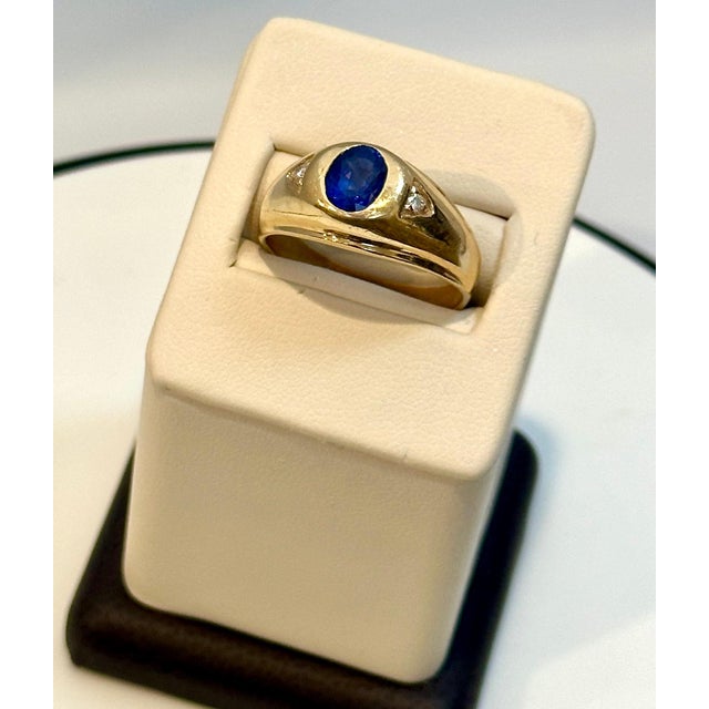 Blue 1 1/4 Ct Oval Natural Ceylon Blue Sapphire Engagement Ring in 18 Karat Gold, MEN For Sale - Image 8 of 18