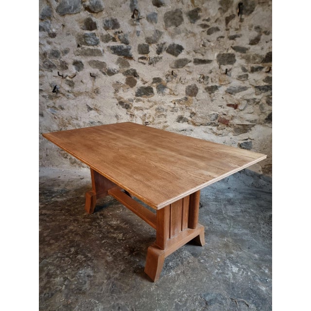 This French Art Deco dining table dates from the 1930–1950 period and embodies the restrained architectural elegance...