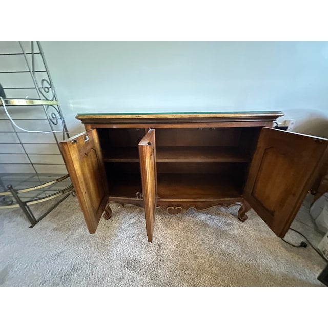 French Provincial Vintage Drexel Heritage Louis XV French Provincial Sideboard Cabinet For Sale - Image 3 of 7