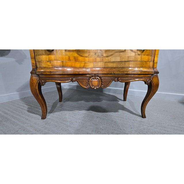 Early 19th Century Antique Walnut Chest of Drawers, 1800 For Sale - Image 5 of 17