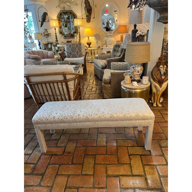 1980s Mid-Century Modern Parsons Bench in Abstract Champagne Upholstery For Sale - Image 5 of 15
