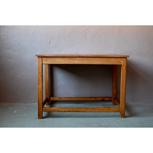 Practical dimensions, but above all a patina full of charm, this craft table is an unusual piece full of authenticity!...