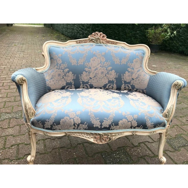 Vintage French Louis XVI Cream Beech Blue Damask Settee – 1 Pc For Sale - Image 4 of 11