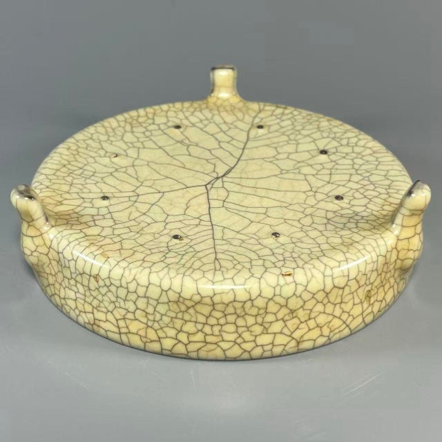 Mid 19th Century Vintage Chinese Ge Ware Crackle Glazed Tripod Dish With Creamy Ivory Body For Sale - Image 5 of 5
