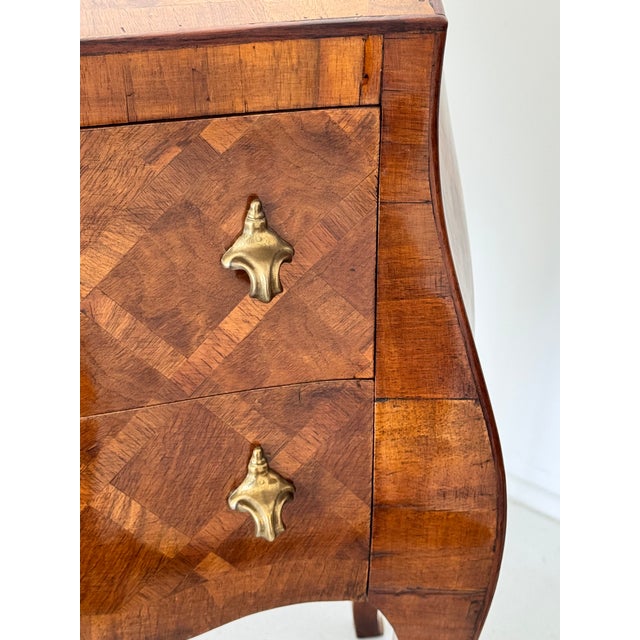 Pair of Italian Bombe Commodini W Geometric Marquetry and Brass Hardware, 1950s For Sale In Atlanta - Image 6 of 16
