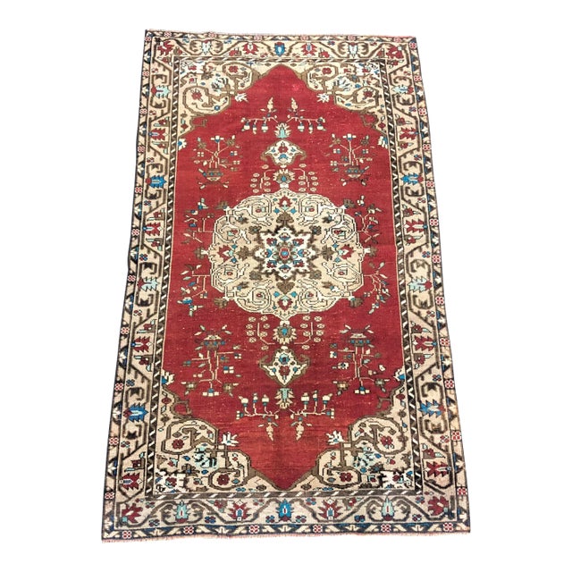 1960s Vintage Red and Beige Oriental Design Turkish Oushak Rug- 4′8″ × 7′2″ For Sale