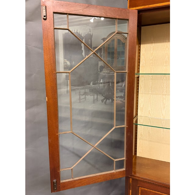 Late 20th Century English Chippendale Style Mahogany Inlaid Lighted Bookcase Cabinet, Circa 1980 For Sale - Image 11 of 13