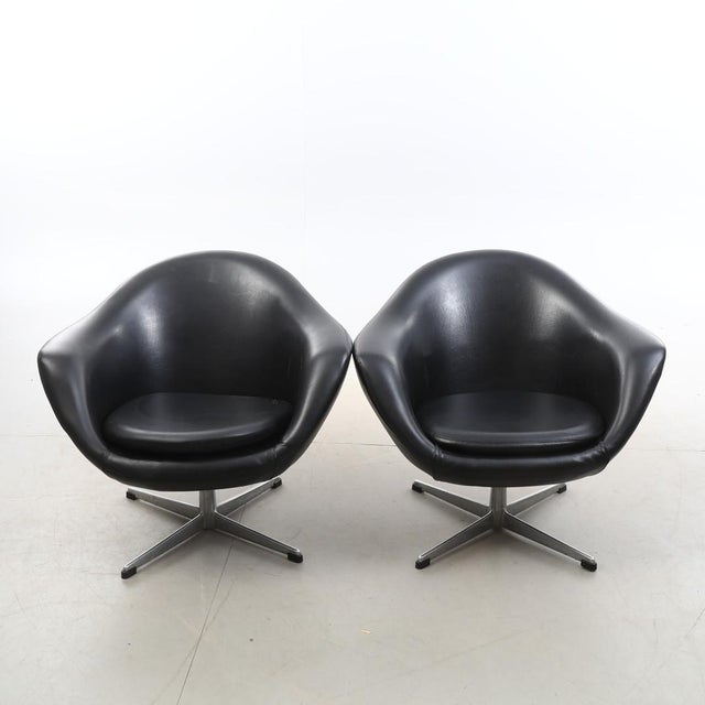 Vintage Swivel Chairs in Black Synthetic Leather with Chrome Bases, 1990, Set of 2, in Good conditions. Designed 1980 to 1989