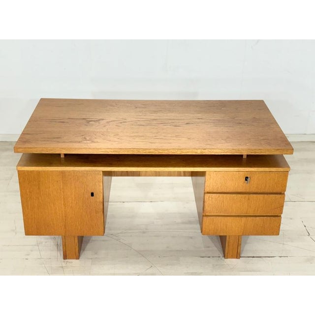 Stylish and beautiful vintage desk from the 1960s in good condition. German design, 1960s, oak, good condition. Key...