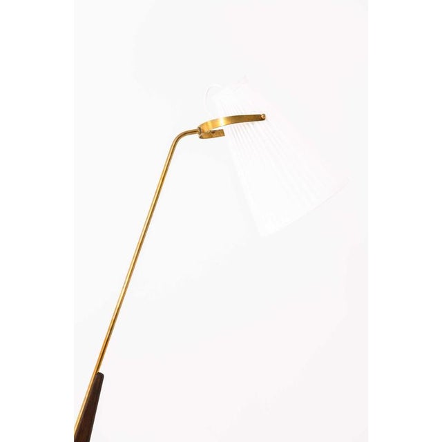Scandinavian Modern Floor Lamp in Brass and Mahogany attributed to Hans Bergström, 1950s For Sale - Image 3 of 10