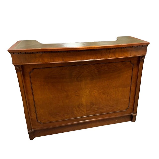 English Club Style Architectural Corner Bar Counter with Stools in Mahogany and Leather, 1970s, Set of 5 For Sale - Image 6 of 8