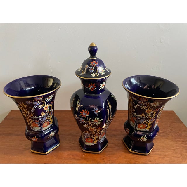 22K handpainted cobalt blue with a colorful Asian decor and gilded edges. This piece has an attribution mark, I am sure...