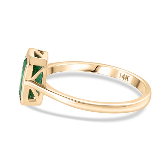 Metal 14k Gold Octagon Cut Emerald Solitaire Ring for Her Size 7 For Sale - Image 7 of 11