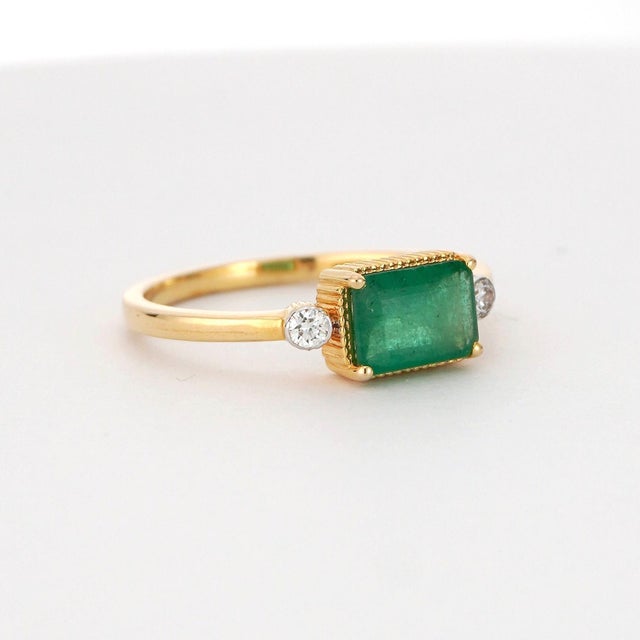 Contemporary 14k Yellow Gold Ring With 0.85ct Emerald & Diamond Accents For Sale - Image 3 of 10
