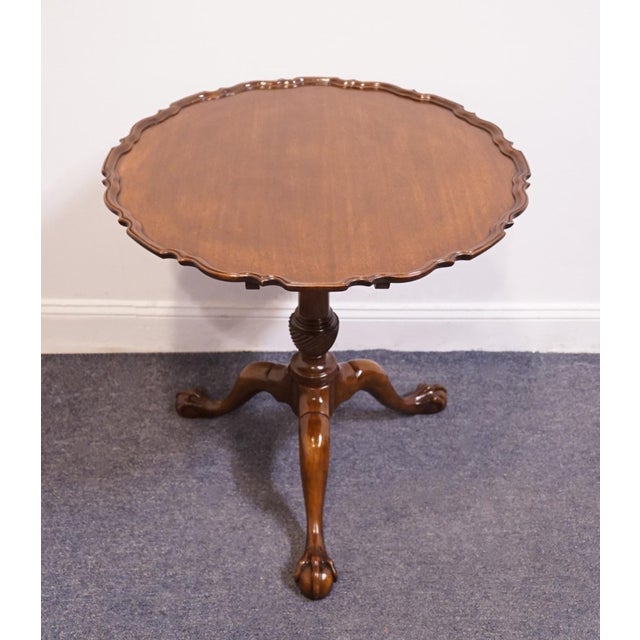 Traditional Henredon Furniture Historical Natchez Collection Solid Mahogany Traditional 29" Round Pie Crust Tilt-Top Accent End Table 1-2-28/96 For Sale - Image 3 of 14