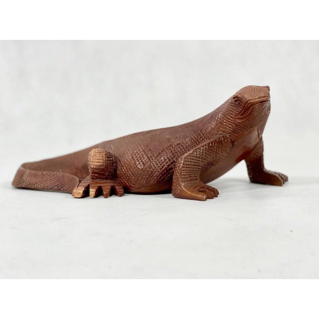 Figurine of a lizard also called the Komodo dragon, hand-carved in rosewood. It is preserved in very good condition.