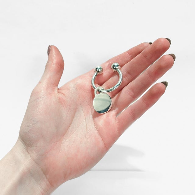 A fine key holder. By Tiffany & Co. In sterling silver. Comprising a circular key bar with ball-shaped terminals and an...