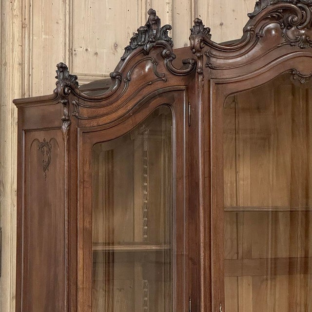 19th Century Italian Rococo Walnut Three-Door Display Bookcase ~ Armoire For Sale In Dallas - Image 6 of 18