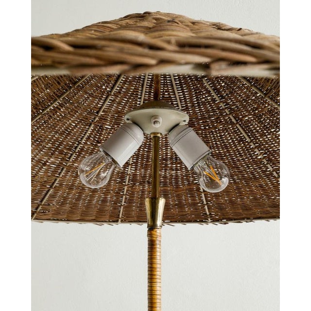 1940s Finnish Mid-Century Floor Lamp in Brass & Rattan Attributed to Paavo Tynell Produced by Itsu Finland, 1940s For Sale - Image 5 of 9